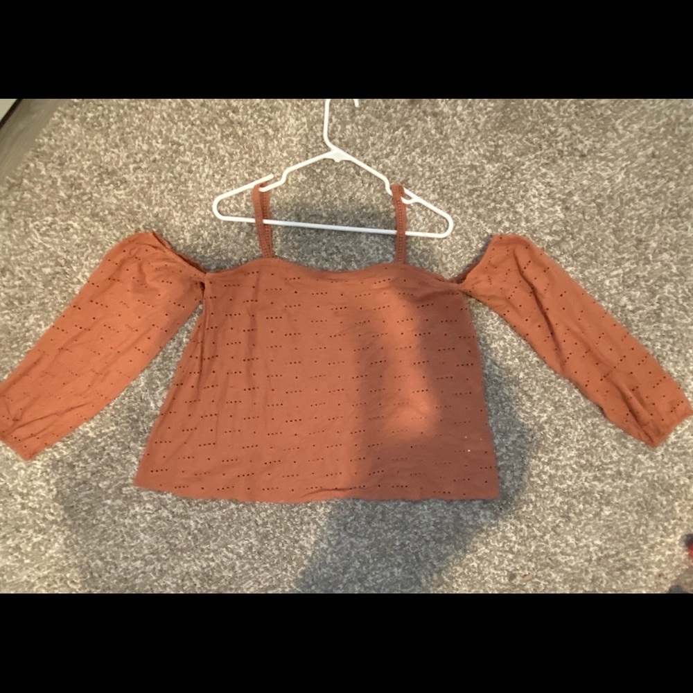 🌸🌻Boutique style eyelet cold shoulder top🌸🌻